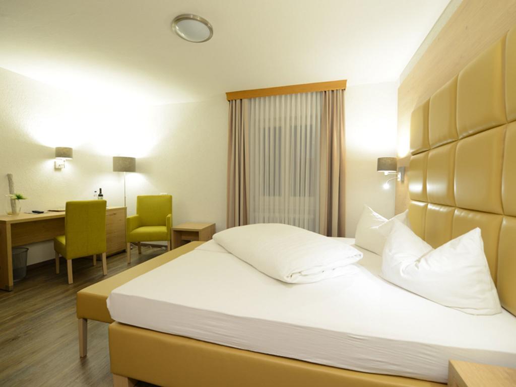 מרקטדנפלד Land-Gut Hotel Zum Loewen Garni חדר תמונה